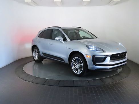 Certified 2026 Porsche Macan AWD/4WD image 9