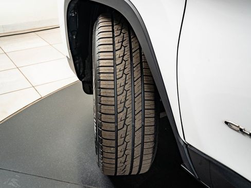 Used 2019 Jeep Cherokee Limited image 38