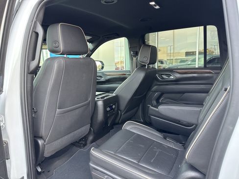 Used 2023 Chevrolet Suburban Premier image 18