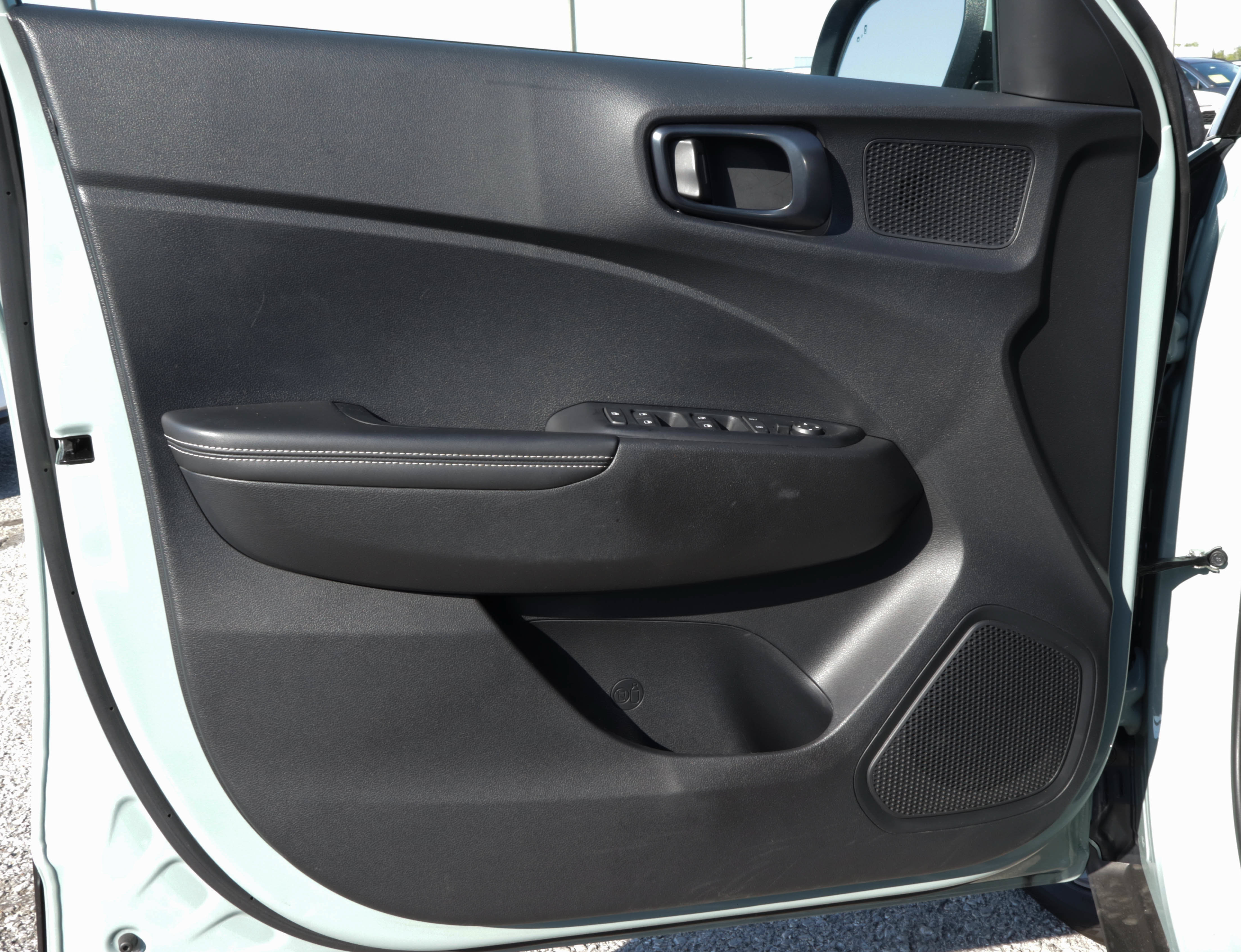 Used 2025 Hyundai Venue Limited FWD image 13