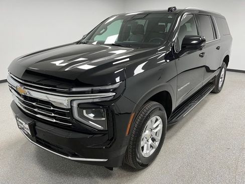 Used 2025 Chevrolet Suburban LT w/ Comfort Package image 4