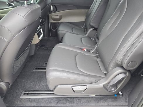New 2026 Kia Carnival EX FWD image 17