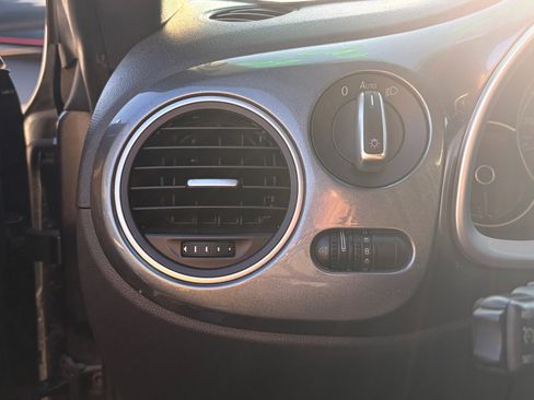 Used 2018 Volkswagen Beetle 2.0T SE FWD image 10