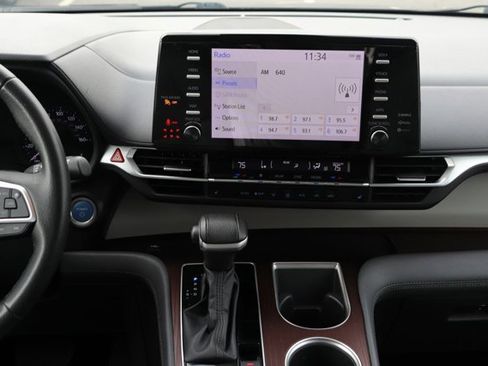 Used 2023 Toyota Sienna XLE image 15