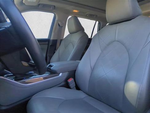 Used 2023 Toyota Highlander Platinum image 16