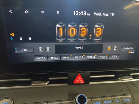 Used 2023 Hyundai Elantra SEL w/ Convenience Package image 25