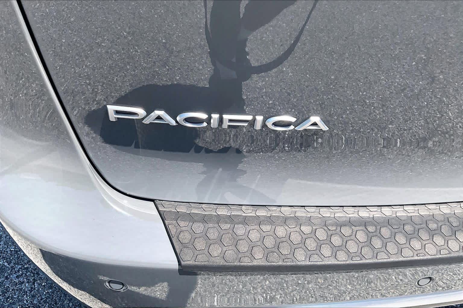 Used 2023 Chrysler Pacifica Pinnacle FWD image 32