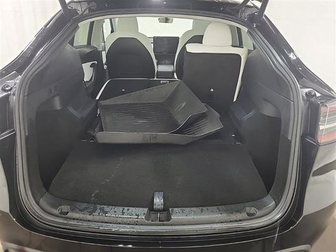 Used 2022 Tesla Model Y Long Range image 9