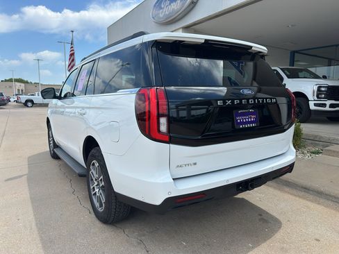 Used 2025 Ford Expedition Active AWD/4WD image 6