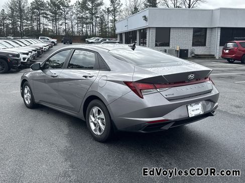 Used 2023 Hyundai Elantra SE image 6