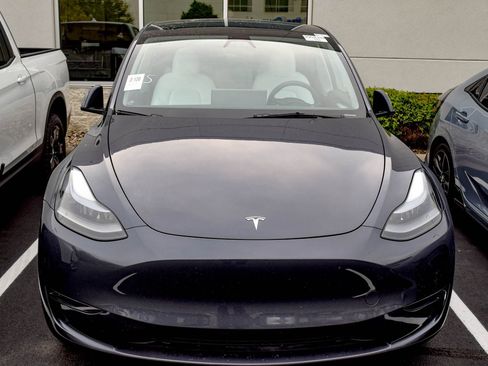 Used 2023 Tesla Model Y Long Range AWD/4WD image 2