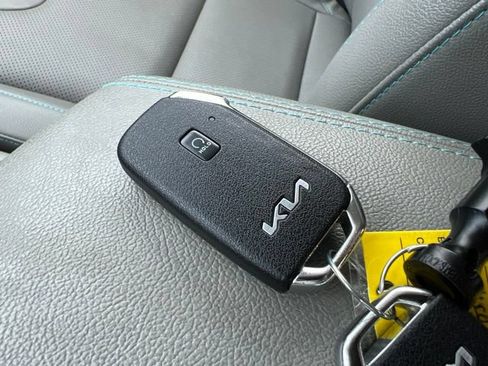 Used 2022 Kia Niro EX Premium FWD image 14