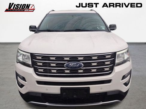 Used 2017 Ford Explorer XLT w/ Equipment Group 202A AWD/4WD image 8