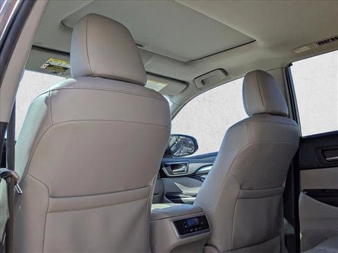Used 2019 Toyota Highlander XLE image 17