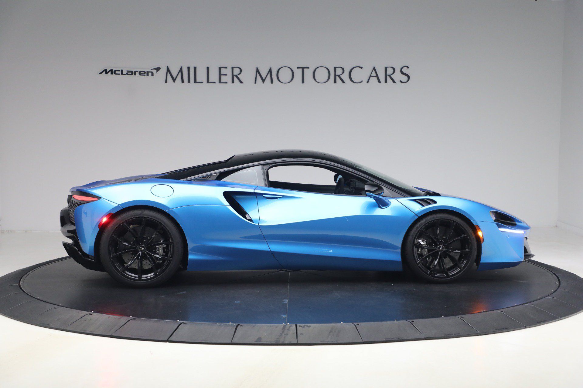 Used 2024 McLaren Artura RWD image 9