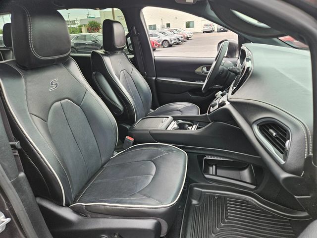 Used 2022 Chrysler Pacifica Limited w/ S Appearance Package FWD image 19