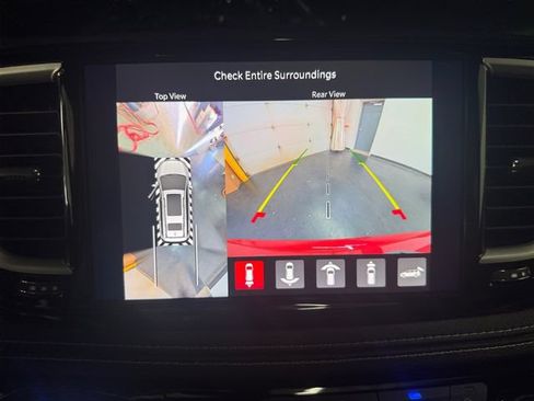 Used 2027 Chrysler Pacifica Limited FWD image 18