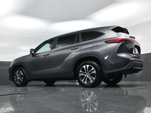Used 2023 Toyota Highlander XLE FWD image 17