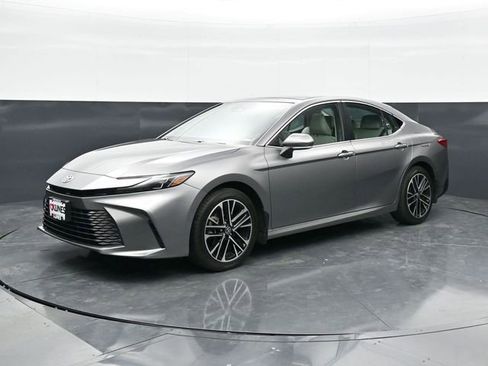Used 2025 Toyota Camry XLE AWD/4WD image 3