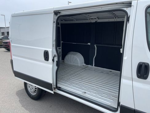 Used 2025 RAM ProMaster 2500 w/ Convenience Group FWD image 14