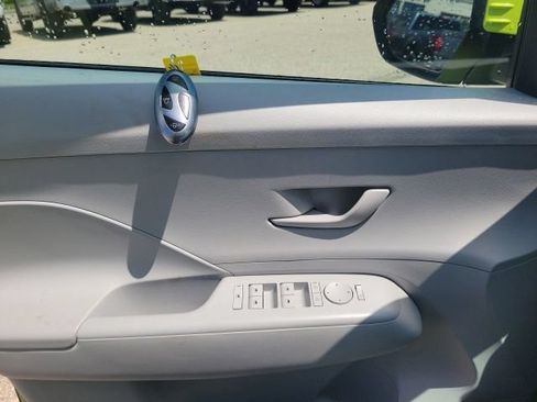 Used 2025 Hyundai Kona SEL FWD image 17