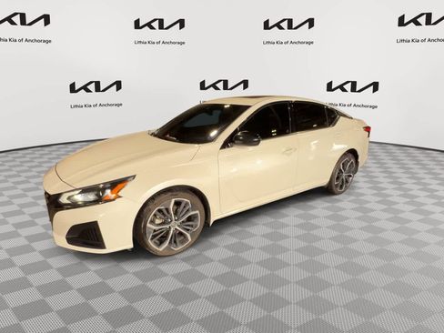Used 2023 Nissan Altima 2.5 SR w/ SR Premium Package AWD/4WD image 4
