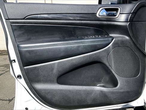 Used 2019 Jeep Grand Cherokee Laredo image 27