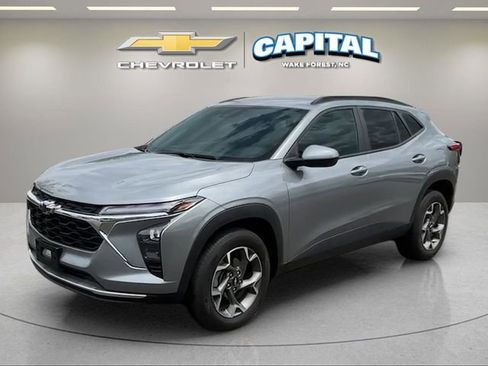 Used 2025 Chevrolet Trax LT w/ Driver Confidence Package FWD image 1