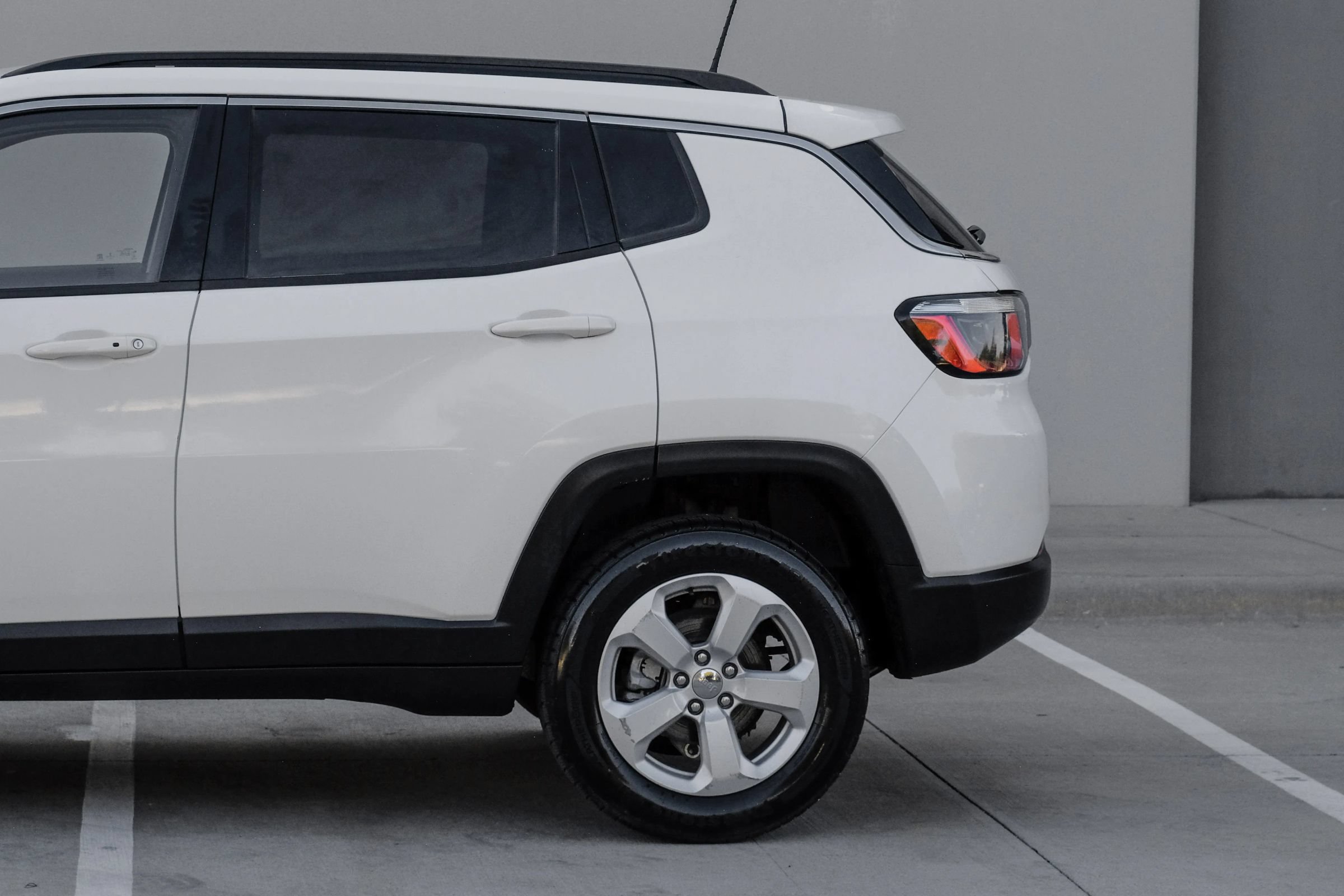 Used 2018 Jeep Compass Latitude w/ Popular Equipment Group AWD/4WD image 18
