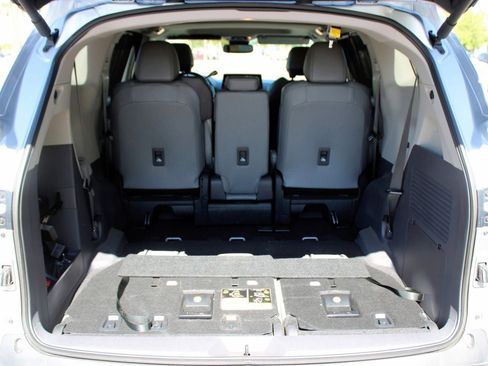 Used 2024 Toyota Sienna XLE FWD image 12