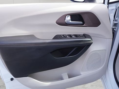 Used 2023 Chrysler Voyager LX image 18