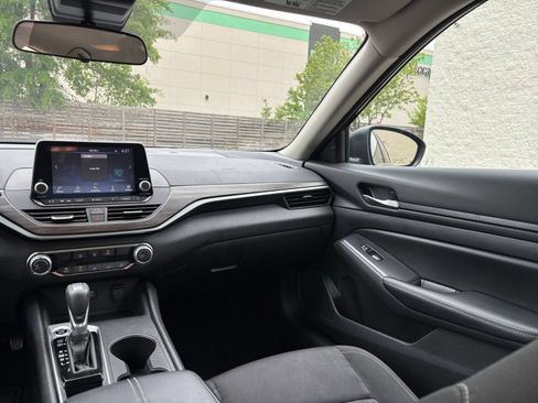 Used 2025 Nissan Altima 2.5 SV FWD image 36