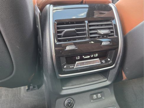 Used 2022 BMW X7 xDrive40i w/ M Sport Package AWD/4WD image 16