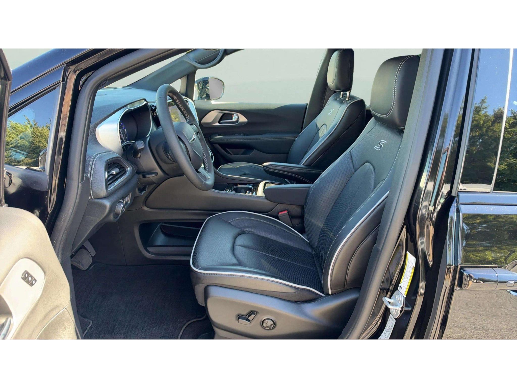 Used 2025 Chrysler Pacifica Limited FWD image 12