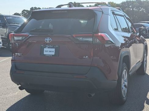 Used 2021 Toyota RAV4 LE FWD image 3