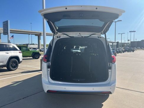 New 2026 Chrysler Pacifica Select image 9
