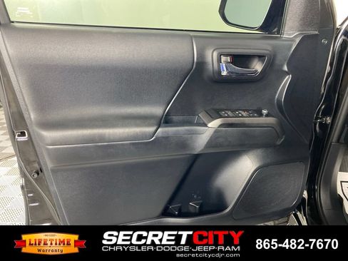Used 2017 Toyota Tacoma TRD Sport w/ Tow Package (A/T) AWD/4WD image 12