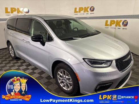 Used 2024 Chrysler Pacifica Touring-L FWD image 1