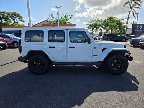 Used 2022 Jeep Wrangler Unlimited Sahara AWD/4WD image 6