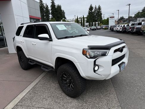 Used 2018 Toyota 4Runner SR5 AWD/4WD image 8