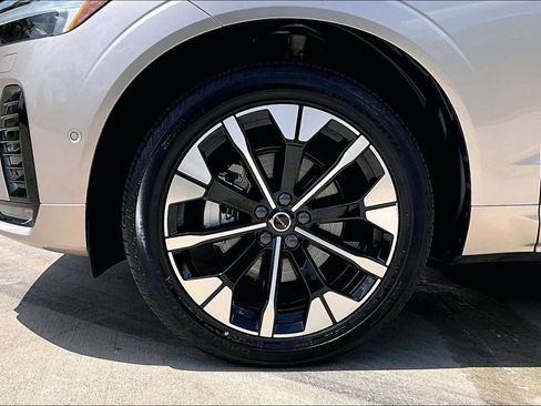 Certified 2026 Volvo XC60 B5 Plus AWD/4WD image 11