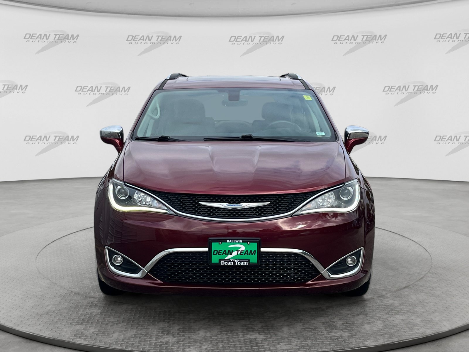 Used 2018 Chrysler Pacifica Limited w/ Tire & Wheel Group FWD image 2