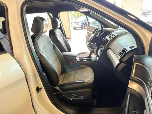Used 2017 Ford Explorer XLT w/ Equipment Group 202A AWD/4WD image 22