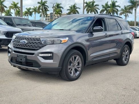 Certified 2022 Ford Explorer XLT w/ Equipment Group 202A image 3