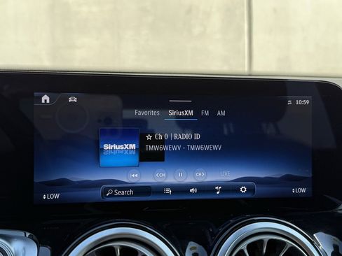 Used 2024 Mercedes-Benz GLB 250 image 9