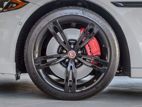 Used 2016 Jaguar XJ image 13