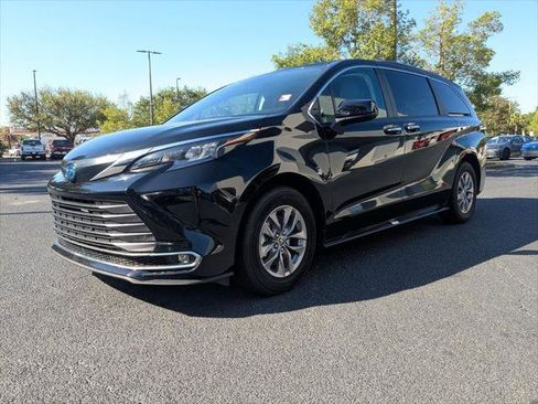 Certified 2024 Toyota Sienna XLE FWD image 10