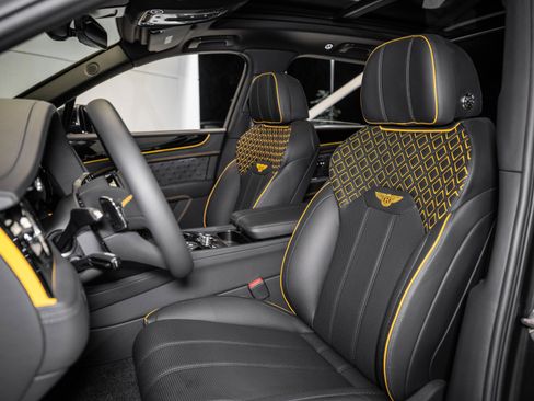 Used 2024 Bentley Bentayga Azure V8 image 19