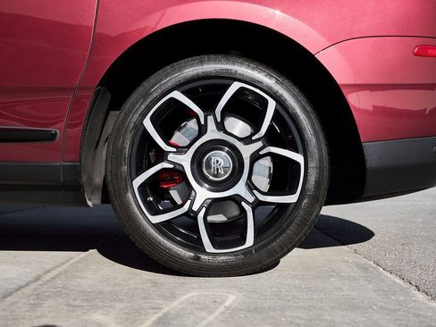 Used 2022 Rolls-Royce Cullinan Black Badge image 17