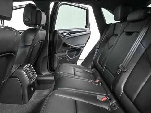 Certified 2025 Porsche Macan image 17